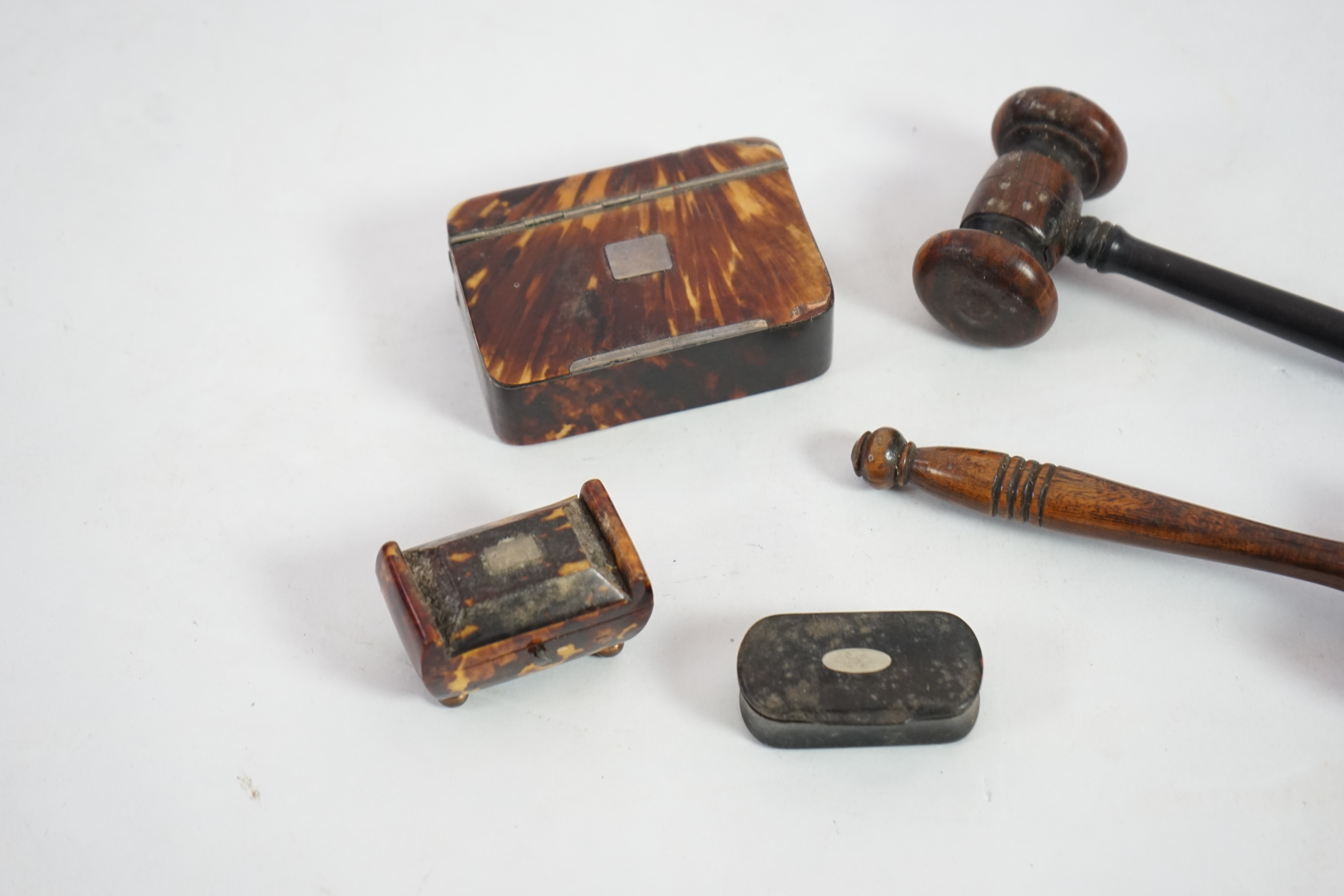 An early 19th century blond tortoiseshell snuff box